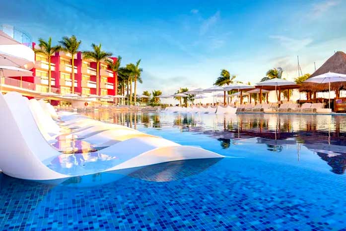 Asientos dentro de la Piscina del Hotel Temptation Resort Cancun