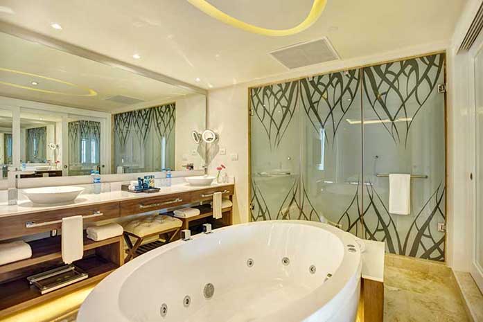 HOTEL ROYALTON RIVIERA CANCUN JACUZZI