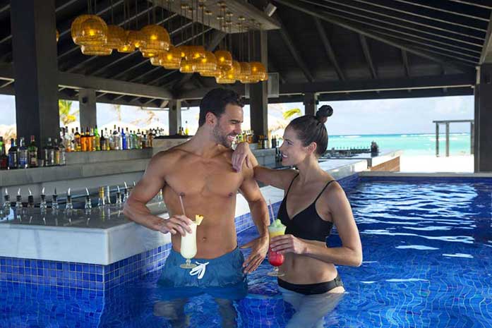 HOTEL ROYALTON SPLASH RIVIERA CANCUN BAR EN PISCINA