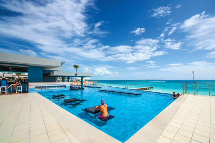 Piscina frente al-mar hotel riu cancun