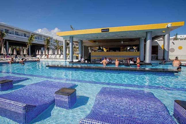 HOTEL RIU REPUBLICA bar dentro de la piscina
