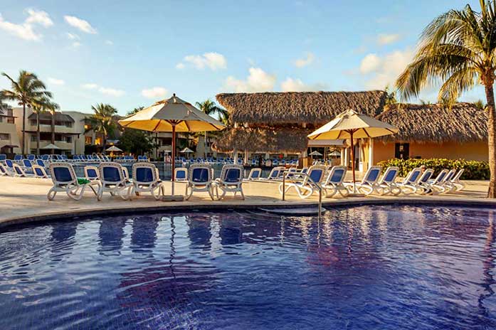 HOTEL ROYALTON SPLASH PUNTA CANA BAR PISCINA