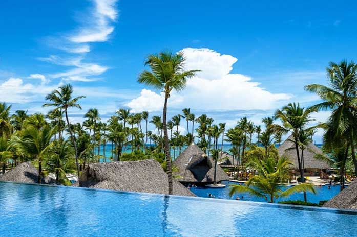 Hotel Barcelo Bavaro Palace piscina frente a la playa