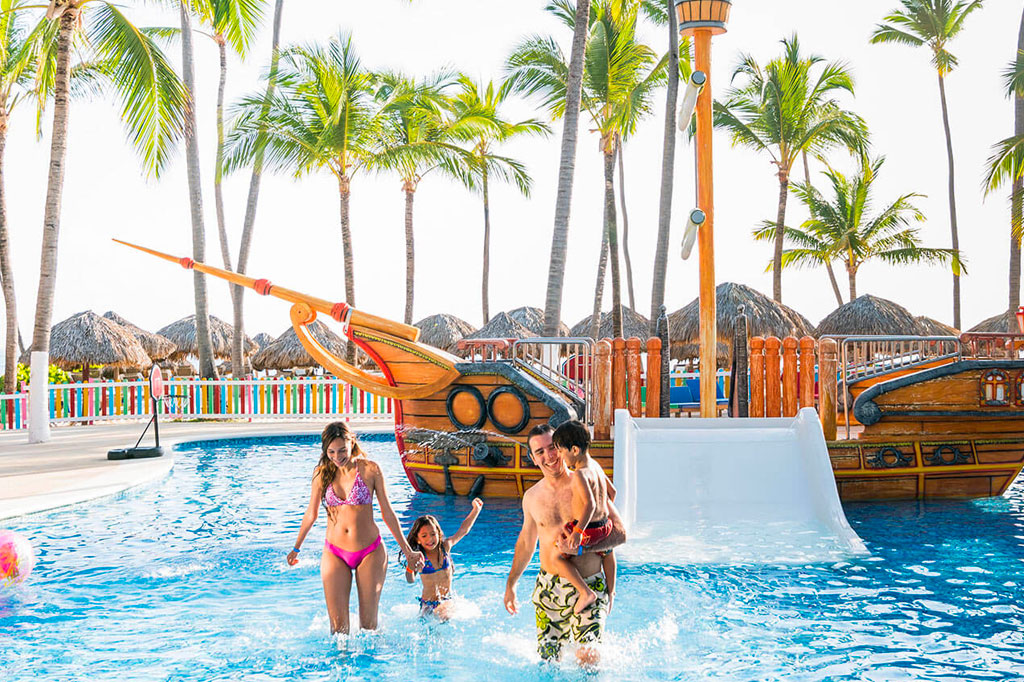 Hotel Gran Bávaro princess punta cana piscina con barco