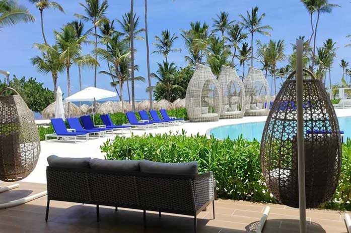 Hotel Serenade Punta Cana piscina con sillones